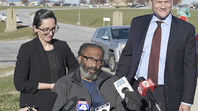Kevin Strickland war 1979 wegen einer Gewalttat mit drei Toten zu lebenslanger Haft ohne Möglichkeit auf Bewährung verurteilt worden - er hatte stets seine Unschuld beteuert. Foto: Rich Sugg/The Kansas City Star/AP/dpa