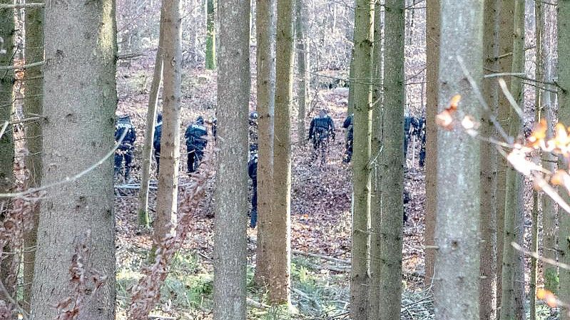 Polizisten durchsuchen ein Waldstück in Oberbayern. Ein Waldarbeiter hatte dort einen Knochen der vermissten Sonja Engelbrecht gefunden. Foto: Friedrich/Vifogra/dpa