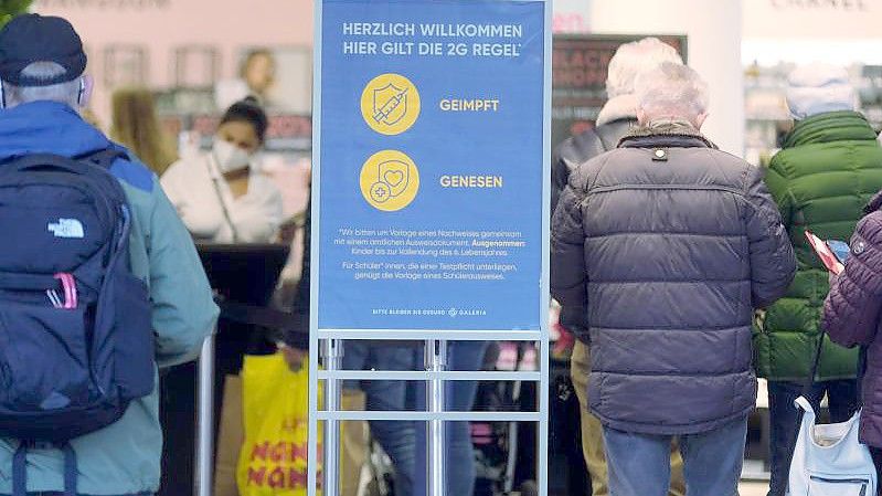 Seit dem 22. November ist in Sachsen Einkaufen von nicht lebenswichtigen Dingen nur geimpften und genesenen Personen (2G) gestattet. Foto: Sebastian Willnow/dpa