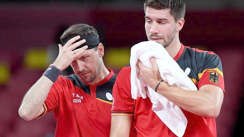Timo Boll (l) und Patrick Franziska sind bei der Tischtennis-WM im Doppel ausgeschieden. Foto: Swen Pförtner/dpa/Archivbild