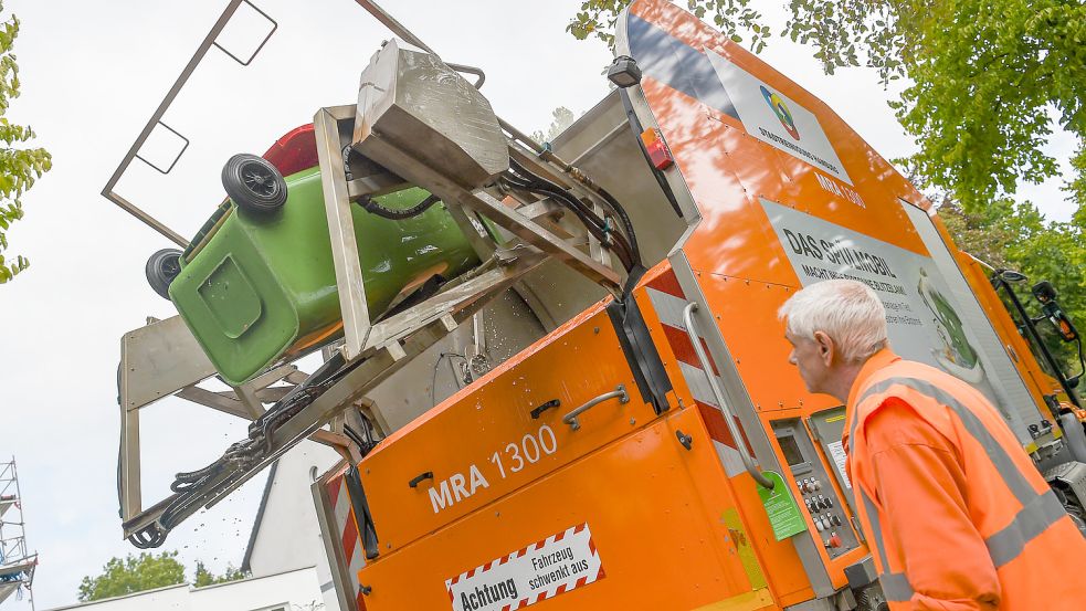 Ein Vorbild für den Landkreis Aurich? Die Stadtreinigung Hamburg setzt in Teilen der Stadt eine mobile Waschanlage für Biotonnen ein. Foto: Gateau/dpa