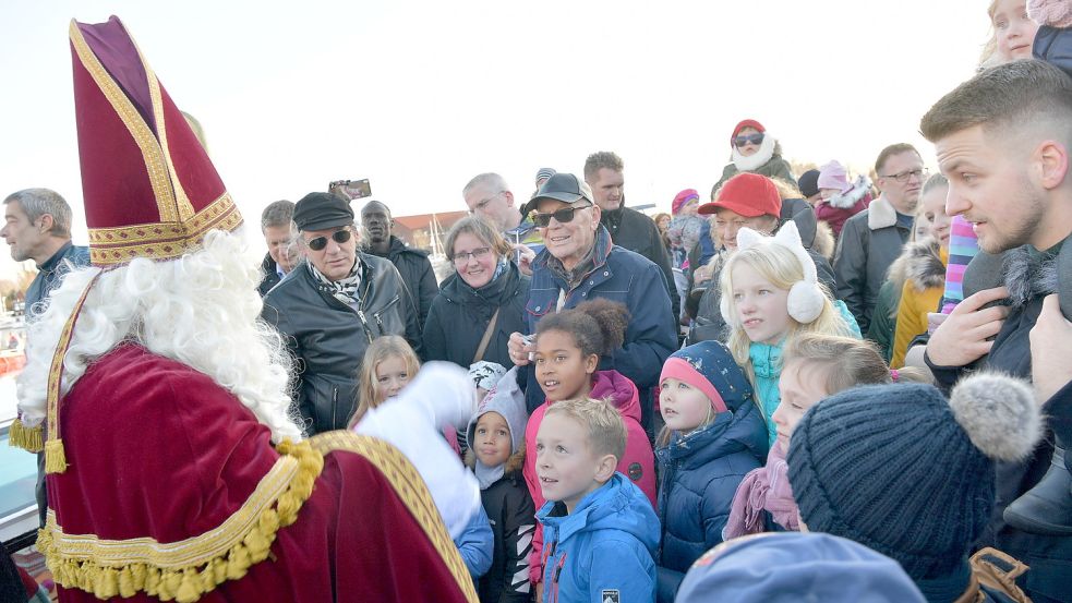 Sinterklaas schart normalerweise hunderte Kinder in Emden um sich. Sein Besuch ist in Corona-Zeiten aber nicht möglich. Foto: Archiv/Wagenaar
