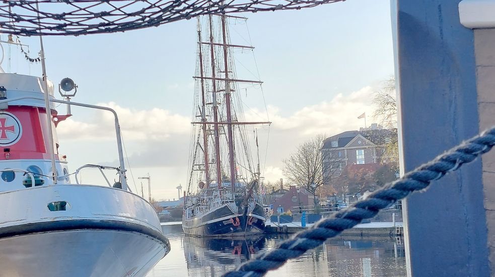 Die „Heureka“ ist ein stattliches Segelschiff mit drei Masten und damit ein beliebtes Fotomotiv im Emder Delft. Foto: Hanssen