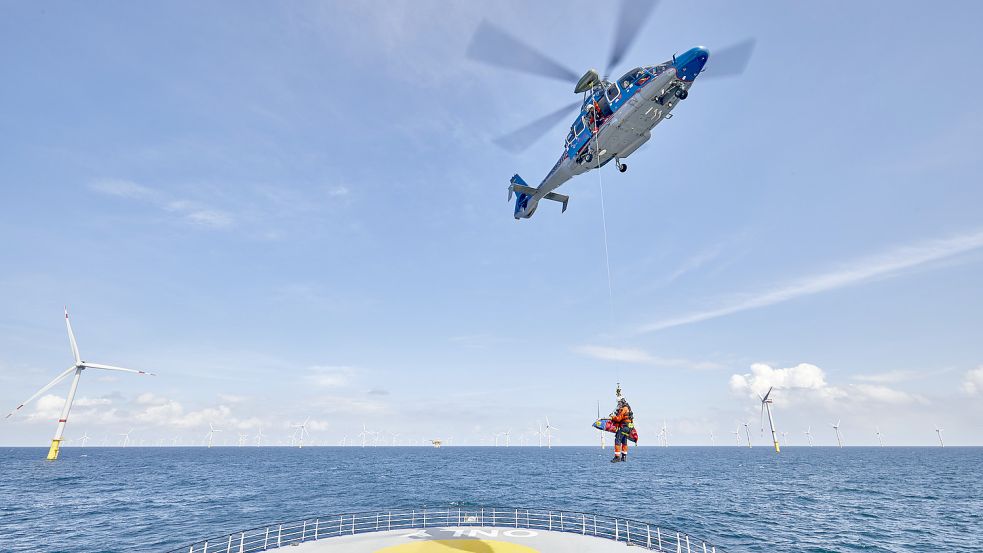 Seit 2011 ist Northern Helicopter in der Luftrettung für Windparks aktiv. Das Bild entstand bei einer gemeinsamen Übung mit dem Energieunternehmen EnBW. Aufgenommen wurde es in diesem Jahr beim knapp 100 Kilometer nördlich von Borkum gelegenen Offshore-Windpark Hohe See. Foto: EnBW