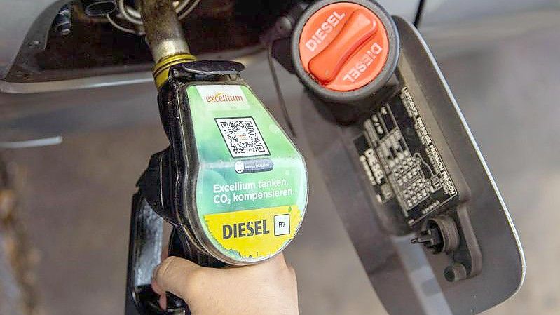 Ein Autofahrer betankt ein Auto mit dem Kraftstoff Diesel an einer Tankstelle des Mineralölkonzerns Total in der Chausseestrasse in Berlin. Foto: Carsten Koall/dpa