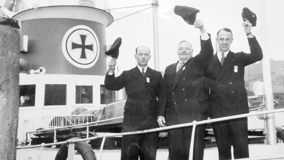 Vormann Wilhelm Eilers (von links) mit der goldenen, die Rettungsmänner Folkert Meeuw und Christoffer Müller mit der silbernen Medaille am Bande der DGzRS, die sie kurz zuvor vom Schirmherrn der DGzRS, dem Bundespräsidenten Theodor Heuss, erhalten haben.