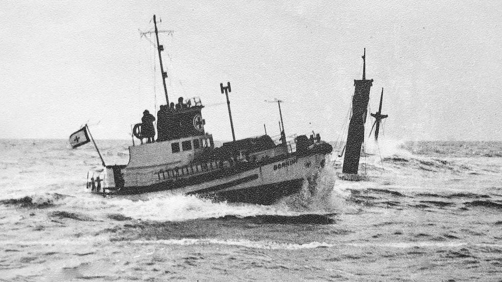Das Motorrettungsboot Borkum Ende November 1951 am Wrack des Dampfers „Teeswood“. Fotos: Die Seenotretter – DGzRS