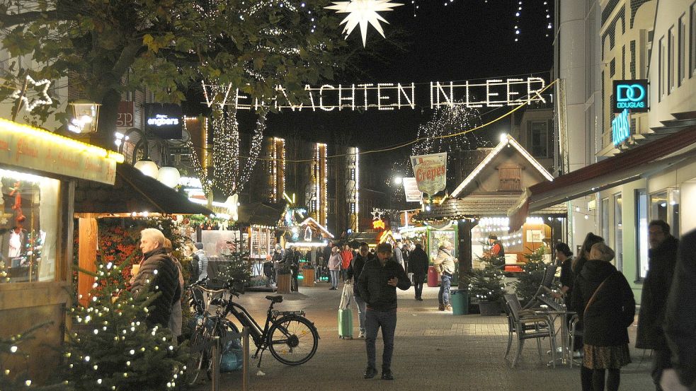 Mittlerweile muss man auf dem Leeraner Weihnachtsmarkt, der sich durch die ganze Fußgängerzone zieht, eine Maske tragen. Foto: Wolters/Archiv