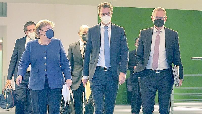 Bundeskanzlerin Angela Merkel (l.), NRW-Ministerpräsident Hendrik Wüst und Michael Müller, Regierender Bürgermeister von Berlin im Kanzleramt. Foto: Michael Kappeler/dpa