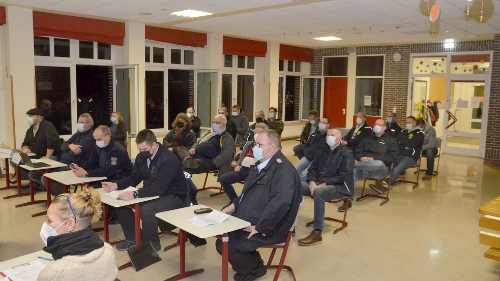 Auch einige Feuerwehrleute waren am Donnerstag zur Sitzung des Feuerschutzausschusses in die Grundschule Pewsum gekommen. Foto: Hillebrand