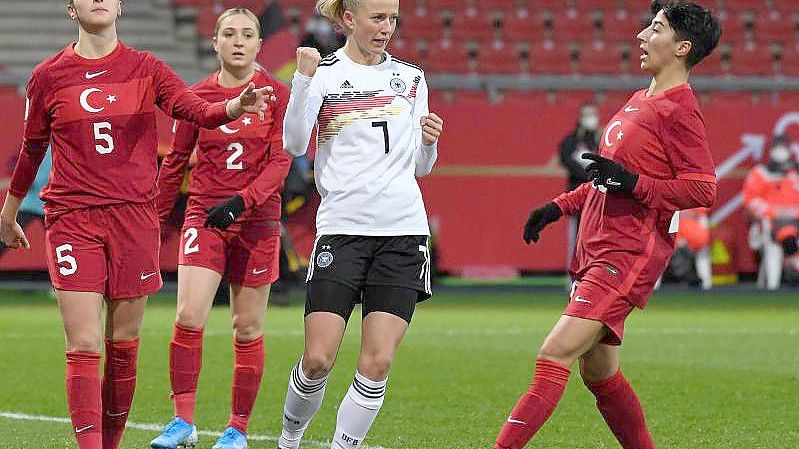 Nach dem Sieg feierten die deutschen Spielerinnen mit den Fans. Foto: Swen Pförtner/dpa