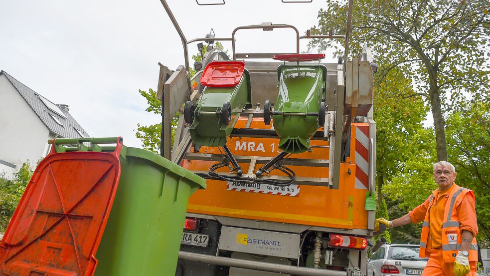 Die Stadtreinigung Hamburg setzt eine mobile Waschanlage für Biotonnen ein. Ob es so etwas auch in Aurich geben wird, ist offen. Foto: Gateau/dpa