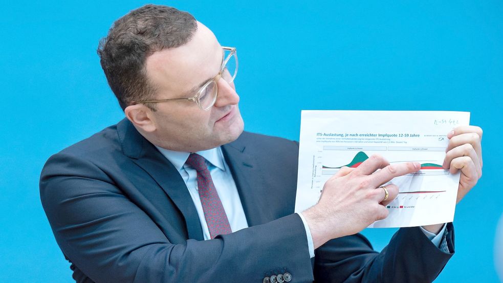 Jens Spahn (CDU), geschäftsführender Bundesgesundheitsminister, äußert sich in der Bundespressekonferenz zur aktuellen Lage der Corona-Pandemie. Foto: Bernd von Jutrczenka/dpa