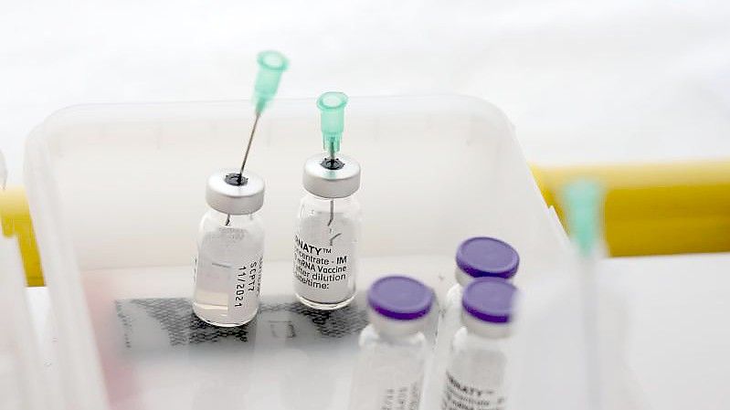Spritzen und Ampullen mit dem Impfstoff von Biontech. Wirkt der auch gegen die neue Variante?. Foto: Bodo Schackow/dpa-Zentralbild/dpa