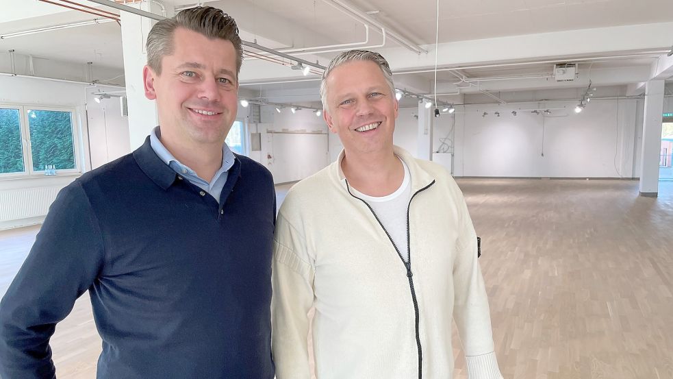 Andreas Baum und Ralph Hartmann in den bald neuen Produktionshallen in der Deichstraße. Foto: Nording