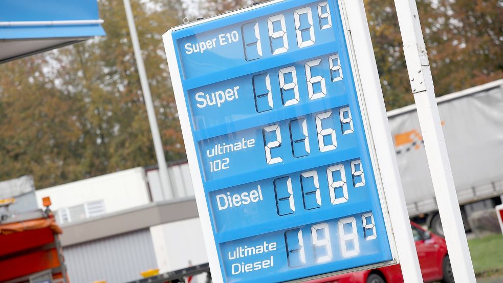 Diesel und Benzin werden aktuell unterschiedlich besteuert. Foto: imago images/Rene Traut