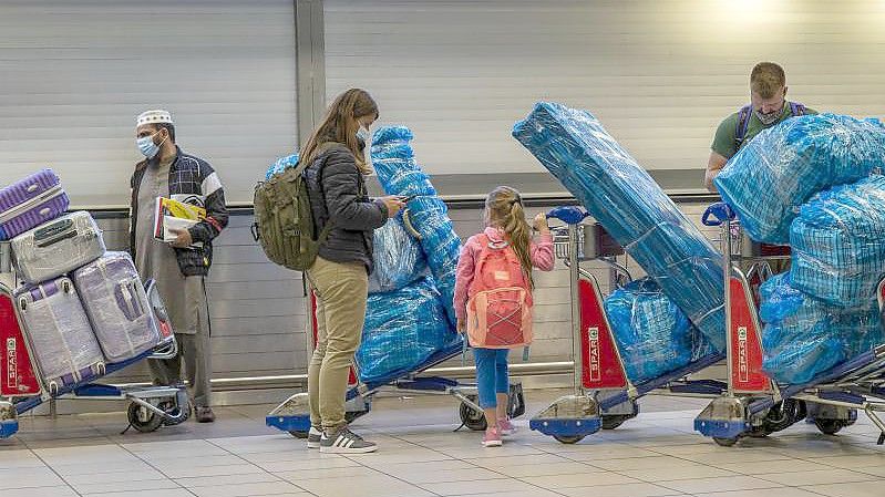 Reisende am Flughafen von Johannesburg. Symbolbild. Foto: Jerome Delay/AP/dpa