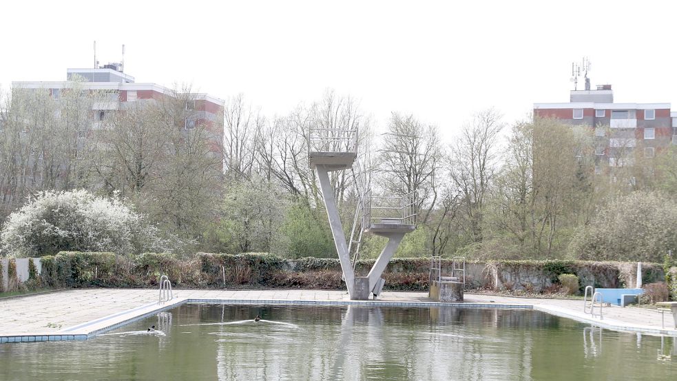 Der Sprungturm und das Bad in Borssum sind seit langem nicht mehr genutzt worden. Die Anlage wurde 2017 gesperrt, die Aufnahme stammt aus dem Jahr Frühjahr 2018. Foto: Päschel/Archiv