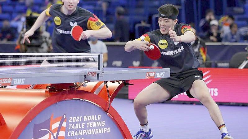 Benedikt Duda (l) und Dang Qiu erreichten das Viertelfinale. Foto: Michael Wyke/AP/dpa