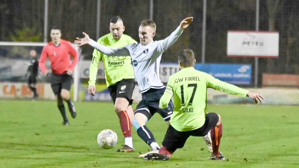 Malte Fokken (am Ball) gehörte zu den besten Papenburgern. Foto: Lohmann