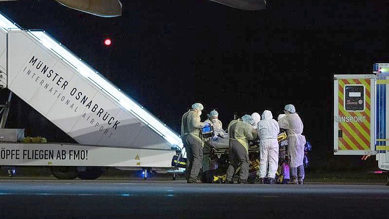 Auf dem Flughafen Münster-Osnabrück steht eine Maschine der Luftwaffe mit sechs Coroa-Patienten aus Süddeutschland, die von mehreren Krankenwagen in die umliegenden Krankenhäuser verlegt werden. Foto: Guido Kirchner/dpa