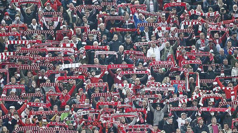 Zum Spiel des 1. FC Köln gegen Borussia Mönchengladbach dürfen 50.000 Fans ins Stadion. Foto: Rolf Vennenbernd/dpa