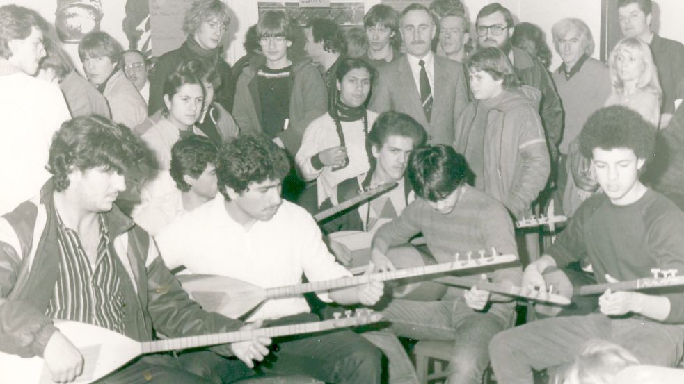 Mit einem Konzert eröffnet die Türkisch-Deutsche Freundschaftsgesellschaft im März 1984 ihre neuen Vereinsräume im ehemaligen städtischen Jugendamt in der Kirchstraße 40 in Leer. Archivfoto: Wolters
