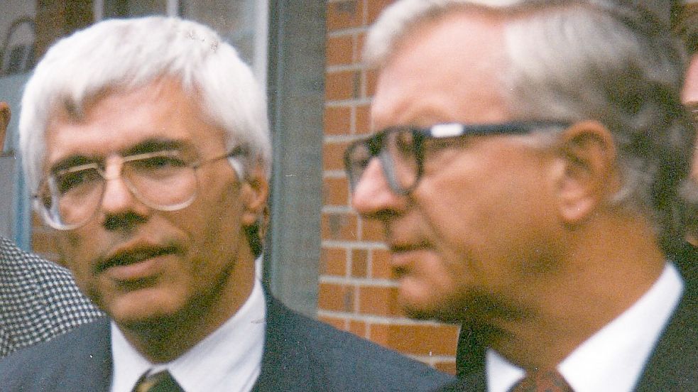 1994 trifft Kazim Özdemir (links) aus Leer den damaligen CDU-Bundestagsabgeordneten Rudolf Seiters aus Papenburg. Foto: privat