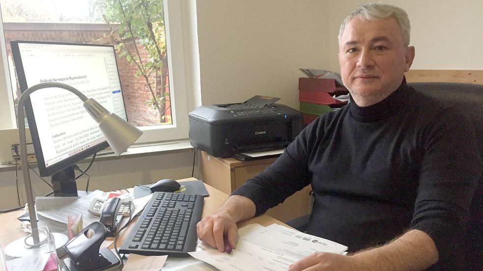 Serhat Özdemir arbeitet als Migrationsberater für die Türkisch-Deutsche Freundschaftsgesellschaft in Leer. Foto: Schneider-Berents
