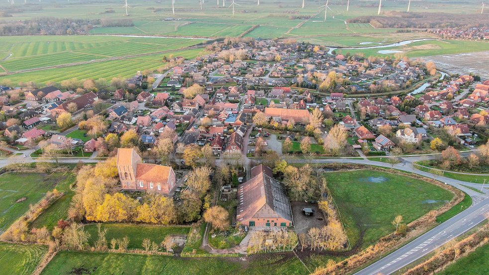 Das Bild zeigt das heutige Suurhusen aus der Luft. Im Süden verläuft die Bundesstraße 210. Foto: Hock