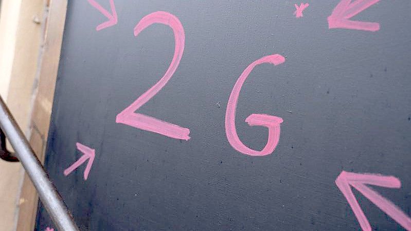 Ein Schild mit der Aufschrift „2G“ vor einem Geschäft in Potsdam. Foto: Christophe Gateau/dpa