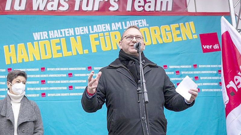 Der Verdi-Vorsitzende Frank Werneke spricht bei einer Kundgebung in Potsdam. Foto: Christophe Gateau/dpa