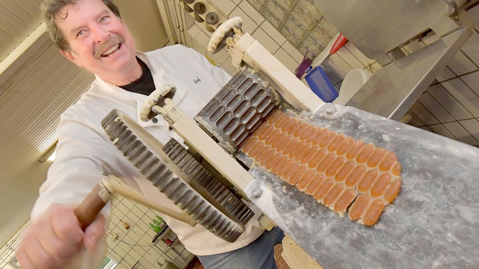 Bonbonkocher Werner Tönjes besitzt alte Handwalzen, die die Masse zu Bonbons formt. Fotos: Ortgies