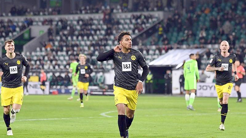 Dortmunds Donyell Malen (M) bejubelt sein Tor zur zwischenzeitlichen 2:1-Führung. Foto: Swen Pförtner/dpa