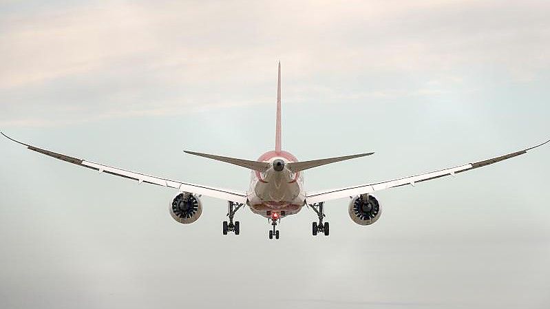 Landung auf dem Flughafen Frankfurt. Ein Omikron-Verdachtsfall soll über den Frankfurter Flughafen eingereist sein. (Symbol). Foto: Sebastian Gollnow/dpa