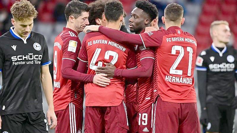 Der FC Bayern München hat die Tabellenführung nach dem Heimsieg gegen Arminia Bielefeld verteidigt. Foto: Peter Kneffel/dpa