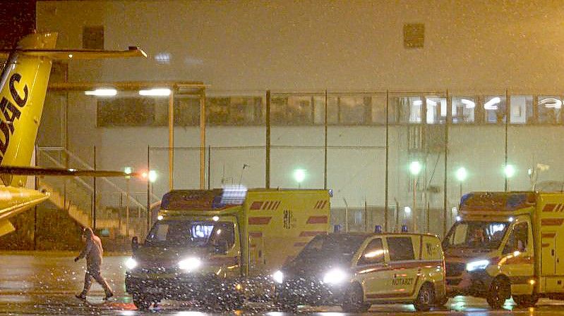Zwei Rettungswagen mit Corona-Patienten, die nach Bremen ausgeflogen werden, stehen in der Nacht auf dem Flufhafen Dresden International. Foto: Robert Michael/dpa-Zentralbild/dpa