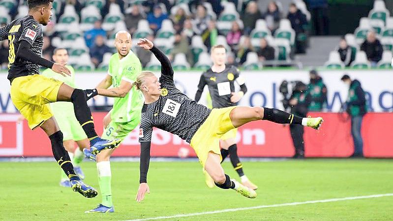 Weltklasse-Stürmer Erling Haaland (M) erzielt nur neun Minuten nach seiner Einwechslung das 3:1 gegen den VfL Wolfsburg. Foto: Swen Pförtner/dpa