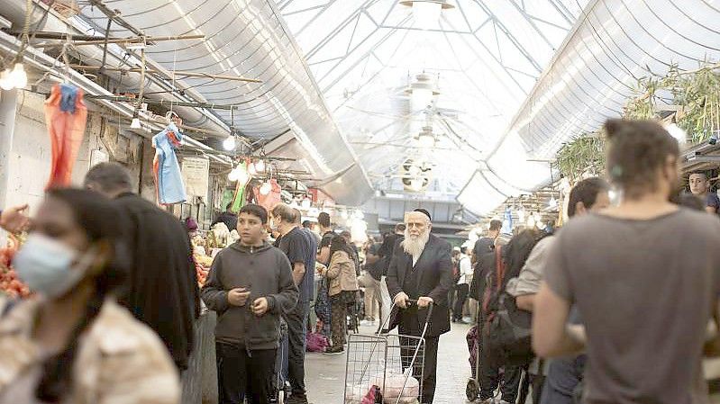 Der belebte Mahane Yehuda Markt in Jerusalem. Israel schließt wegen der Omikron-Variante seine Grenzen für Ausländer. Foto: Maya Alleruzzo/AP/dpa