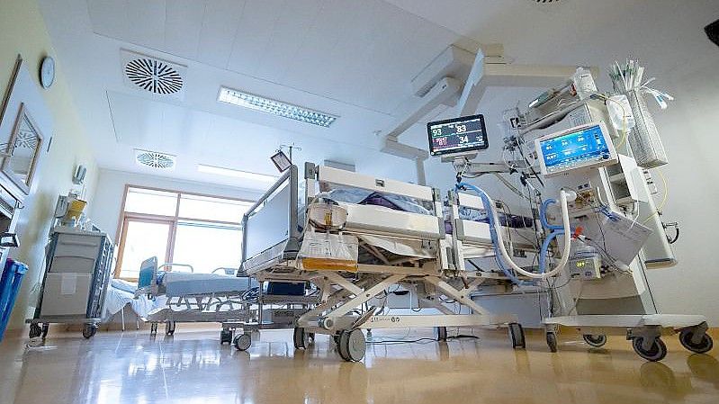 Ein Intensivbett, in dem ein Covid-19-Patient liegt, steht auf einer Intensivstation eines Klinikums. (Archivbild). Foto: Sebastian Gollnow/dpa