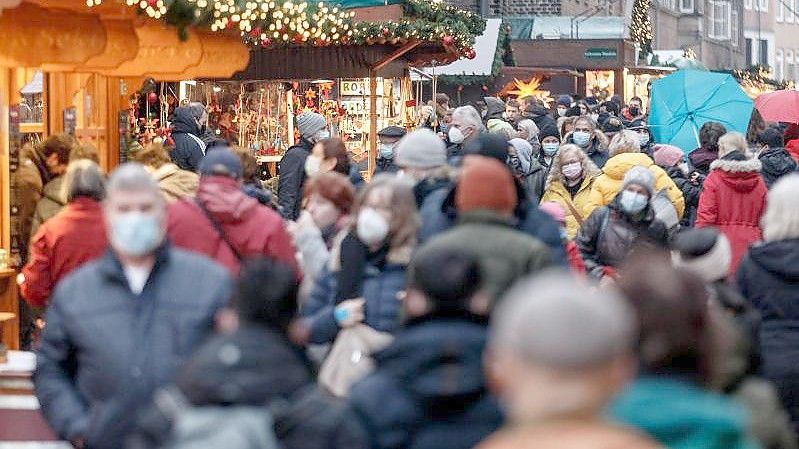 Gut besucht ist die Lübecker Innenstadt. Die deutschen Einzelhändler sind dennoch nicht zufrieden mit dem Weihnachtsgeschäft. Foto: Markus Scholz/dpa