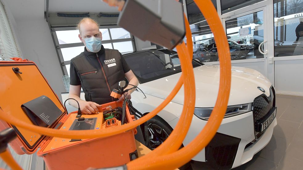 Orange bedeutet Hochspannung: Auf diese Technik und die entsprechenden Messgeräte für Elektroautos ist Björn Dietrich, Werkstattleiter im Autohaus Tekken in Leer, speziell geschult. Foto: Ortgies
