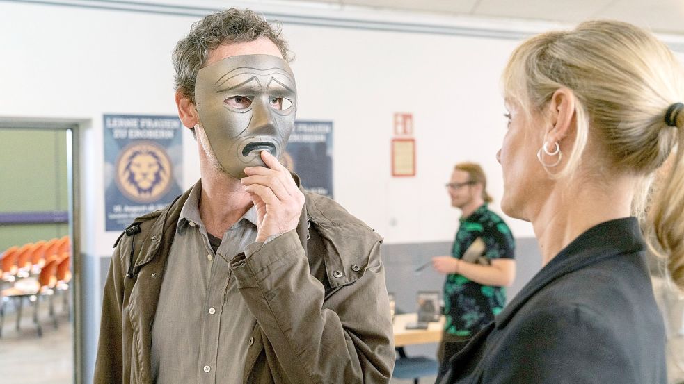 Maske auf: Peter Faber (Jörg Hartmann, links) und Martina Bönisch (Anna Schudt, rechts) nehmen inkognito an einem Seminar teil, das der Zahnarzt Pick-up-Artist Dr. Johannes Oberländer hält. Foto: WDR/Zeitsprung pictures/Thomas Kost