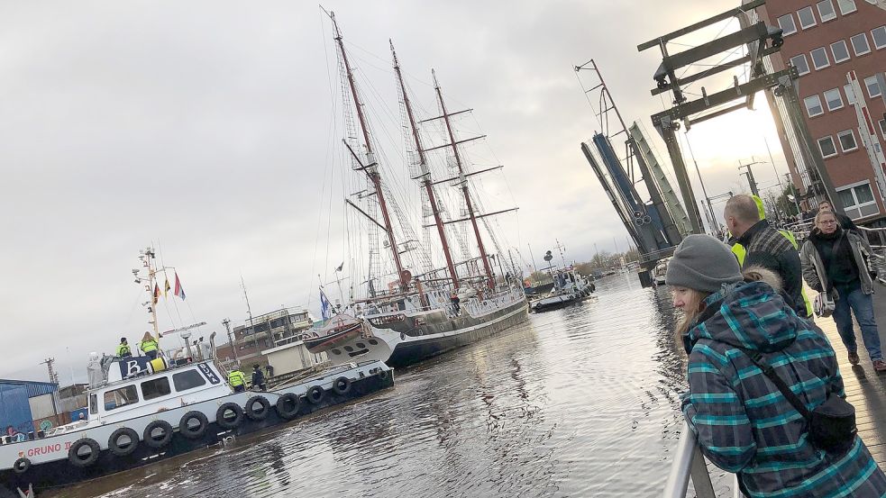 Zwei Schlepper brachten das Segelschiff „Heureka“ aus dem Delft. Foto: Hanssen