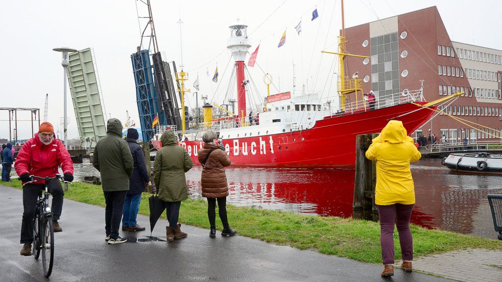 Schaulustige verfolgten bei winterlichen Temperaturen und Regen die Ankunft des Feuerschiffs. Foto: F. Doden