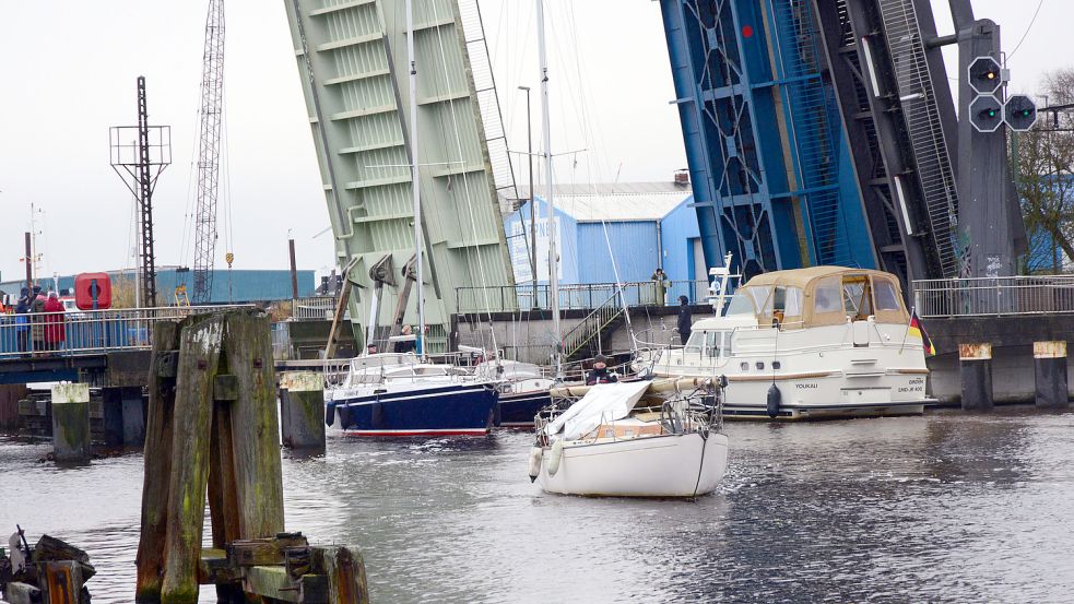 Zahlreiche Freizeitskipper nutzten die vorerst letzte Brückenöffnung, um ihre Boote in den alten Binnenhafen zu bringen oder diesen zu verlassen. Foto: F. Doden