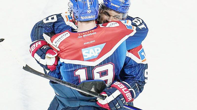 Mannheims Torschütze Nigel Dawes (r) jubelt über das Tor zum 3:2. Foto: Uwe Anspach/dpa