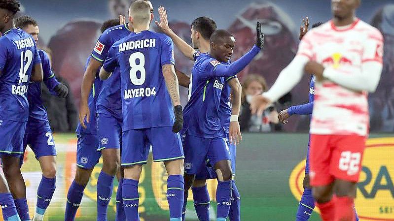Leverkusen jubelt über den Erfolg gegen Leipzig. Foto: Jan Woitas/dpa
