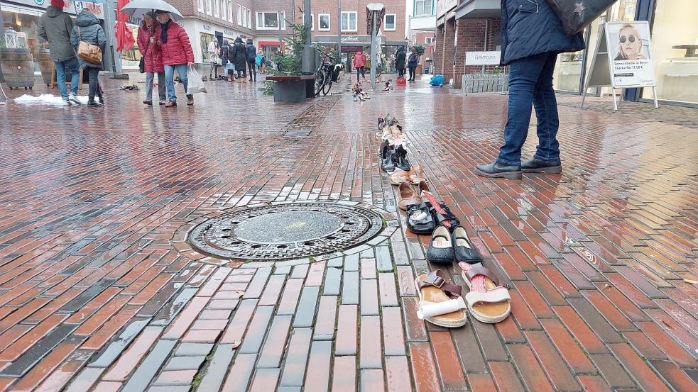 In Emden wurden 117 Paar Damenschuhe ausgestellt, um an ermordete Frauen zu erinnern. Fotos: Hanssen