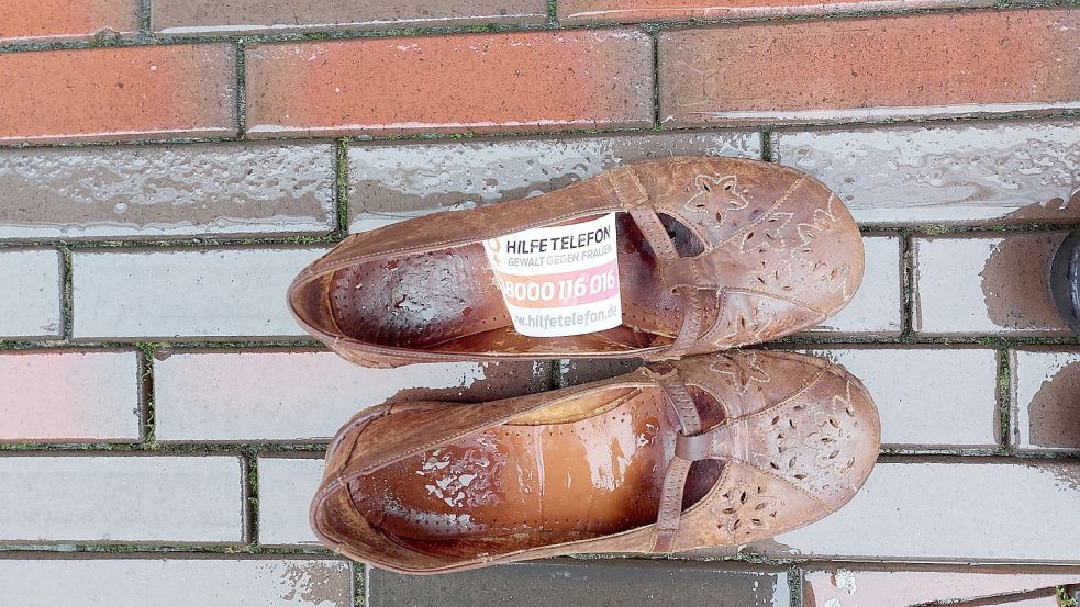 In den Schuhen lag ein Fyler mit der Nummer des Hilfetelefons.